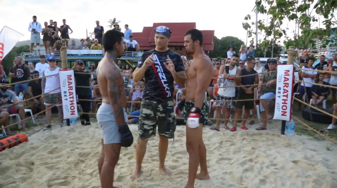Murat (quần trắng) vs võ sĩ MMA (quần đen). Ảnh: ScreenShots muay thai