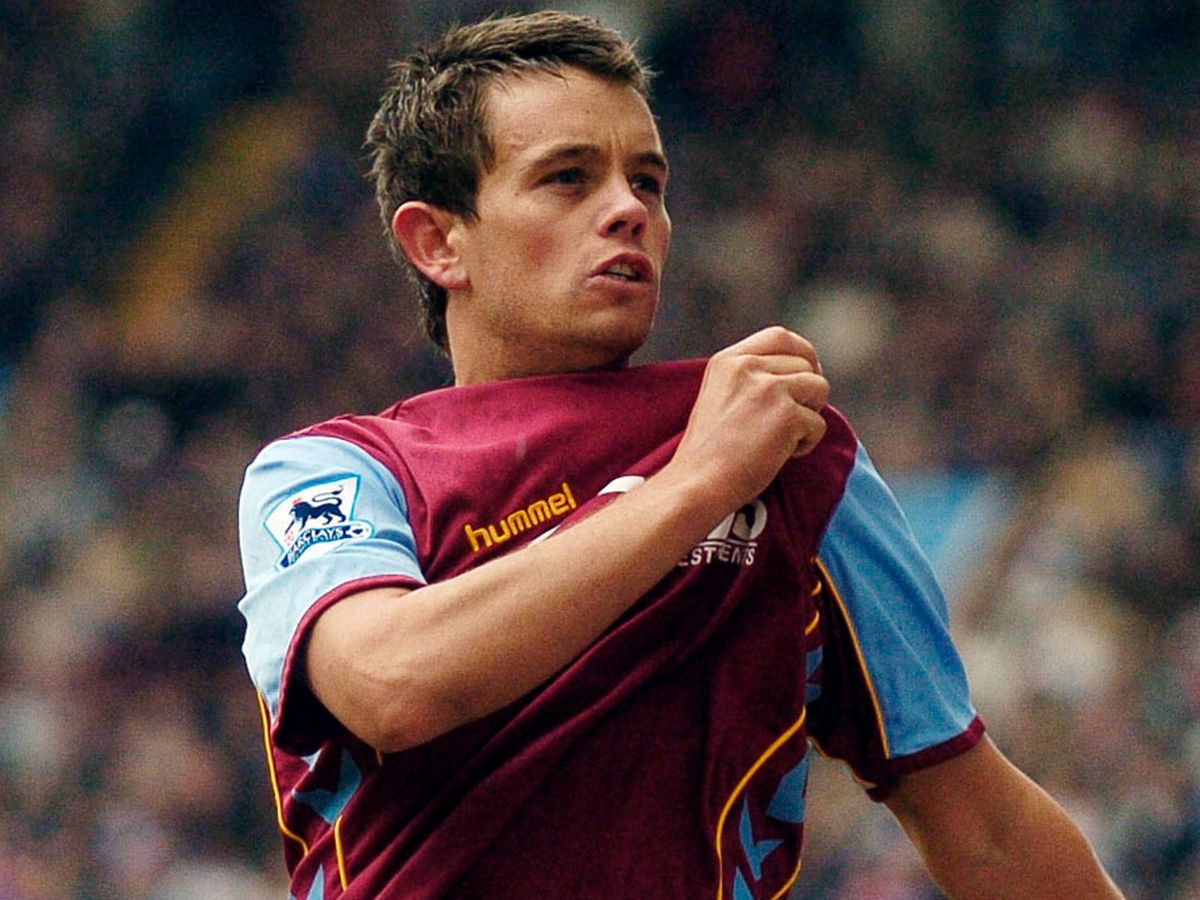 Hendrie trong màu áo Aston Villa. Ảnh: Getty Hendrie