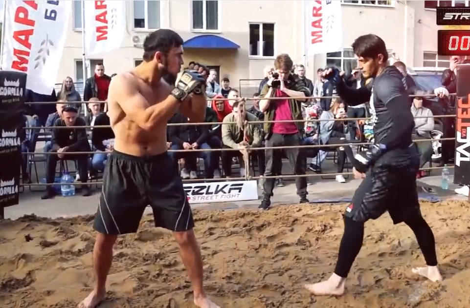 Cao thủ Wushu (phải) vs võ sĩ MMA (trái). Ảnh: ScreenShots vo si wushu