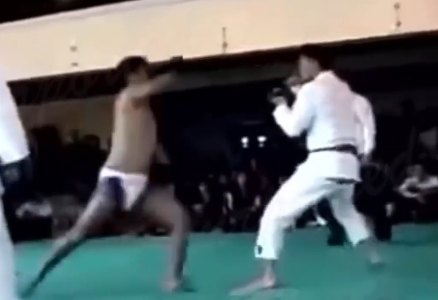 Từ Hiểu Đông (trái) vs cao thủ nhu thuật (phải). Ảnh: ScreenShots tu hieu dong