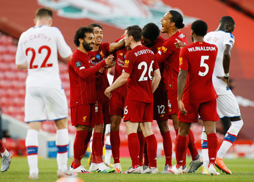 The Kop là nhà vua mới của Ngoại hạng Anh. Ảnh: Getty cup c1