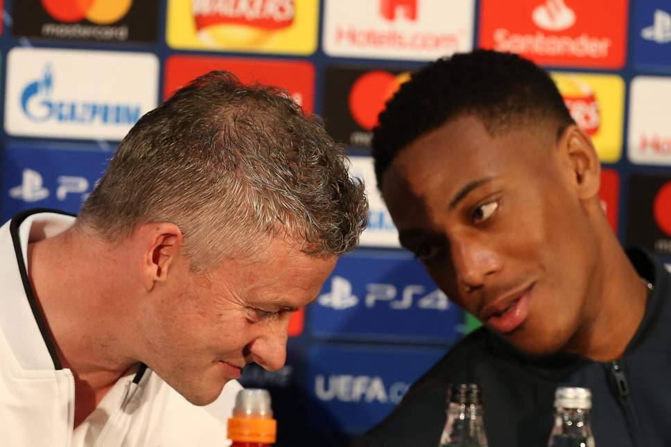 Martial và Solskjaer tươi cười trong buổi họp báo trước trận gặp PSG ở UEFA Champions League Tin MU, Martial, Solskjaer, Martial ủng hộ Solskjaer, HLV trưởng MU, Bóng đá Anh, Cúp C1, UEFA Champions League, PSG