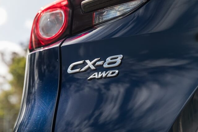 Logo Mazda CX8 AWD phía đuôi xe của phiên bản 2 cầu
