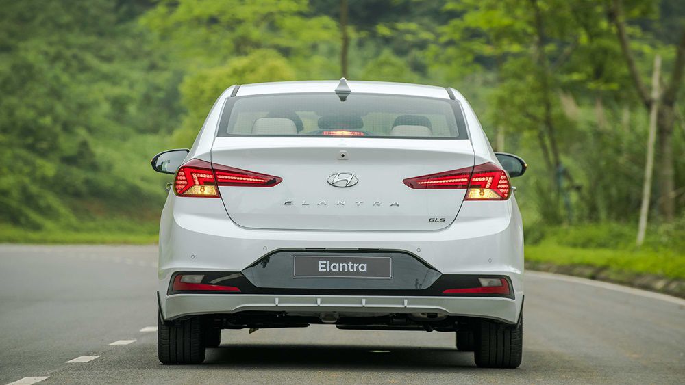 Toàn bộ phần đuôi xe Huyndai Elantra 2020 gồm cánh gió, cửa cốp, cụm đèn hậu và cảnh sau