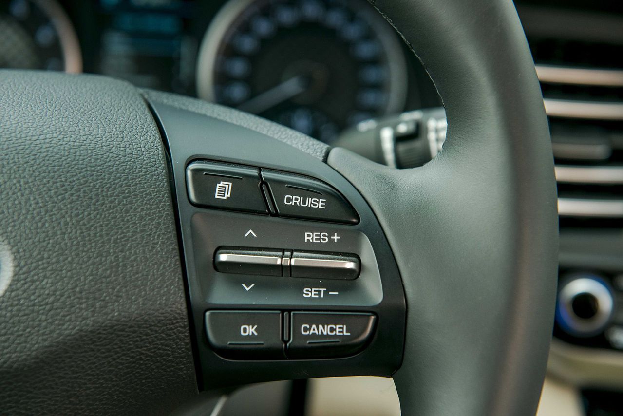 Nút bấm bên tay phải trên vô lăng xe Hyundai Elantra 2020