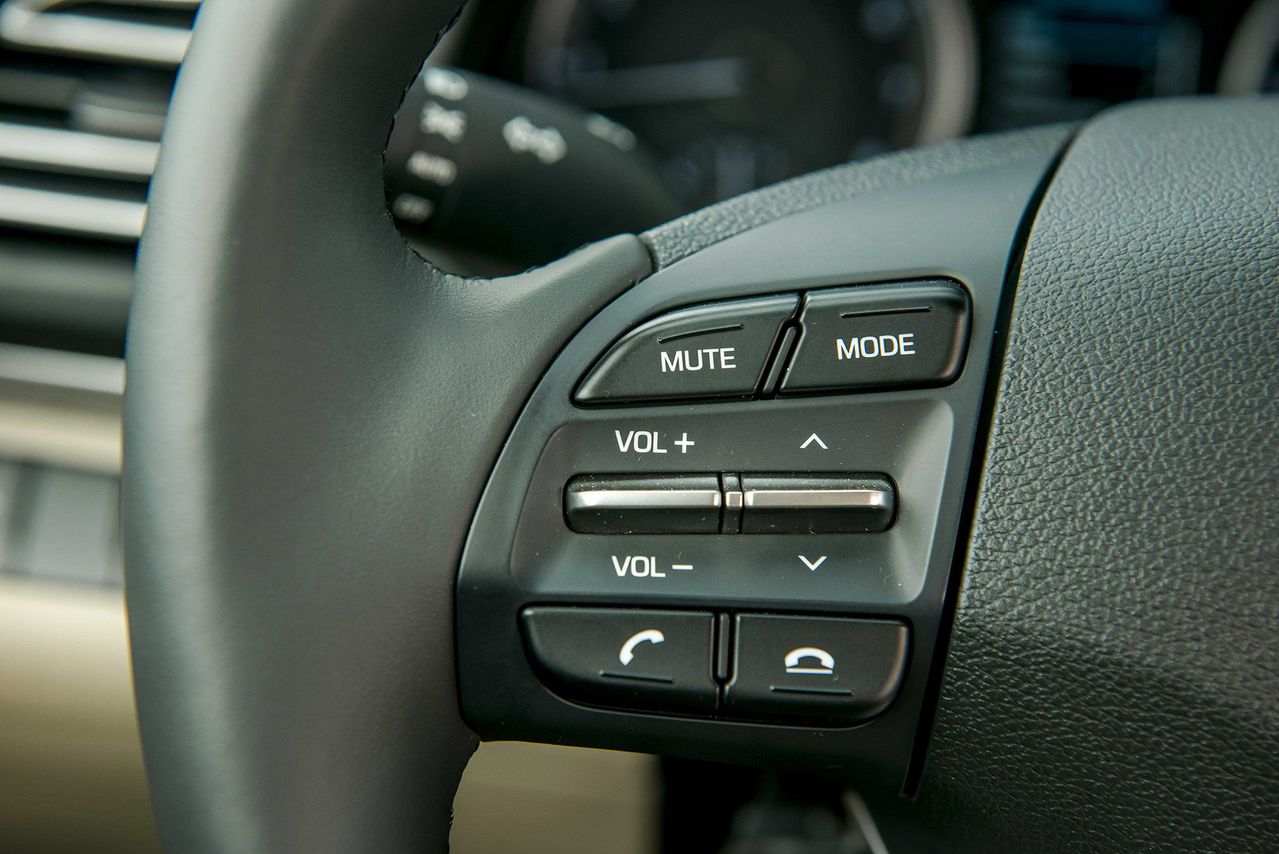 Nút bấm bên tay phải trên vô lăng xe Hyundai Elantra 2020