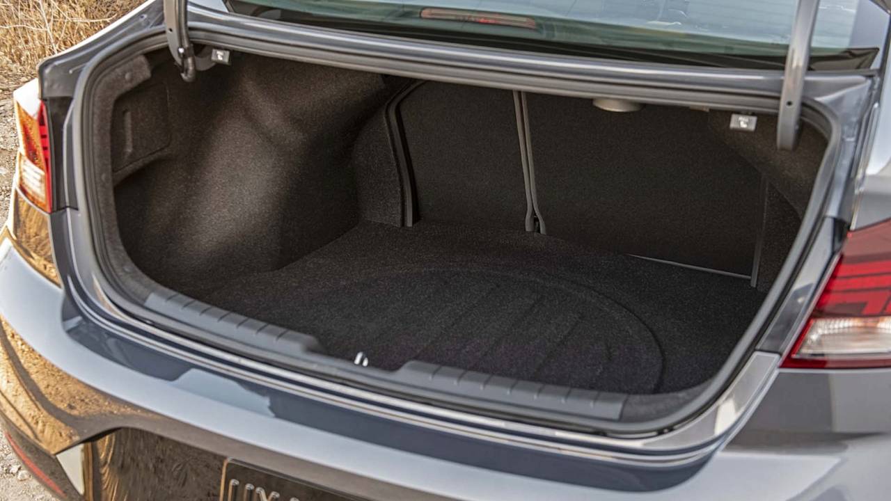 Khoang hành lý xe Hyundai Elantra 2020