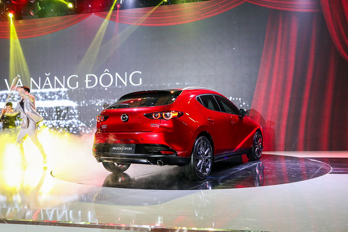 Đuôi xe Mazda 3 Sport 2020 Mazda 3 Sport đuôi xe ống xả kép viền mạ Crom bạc