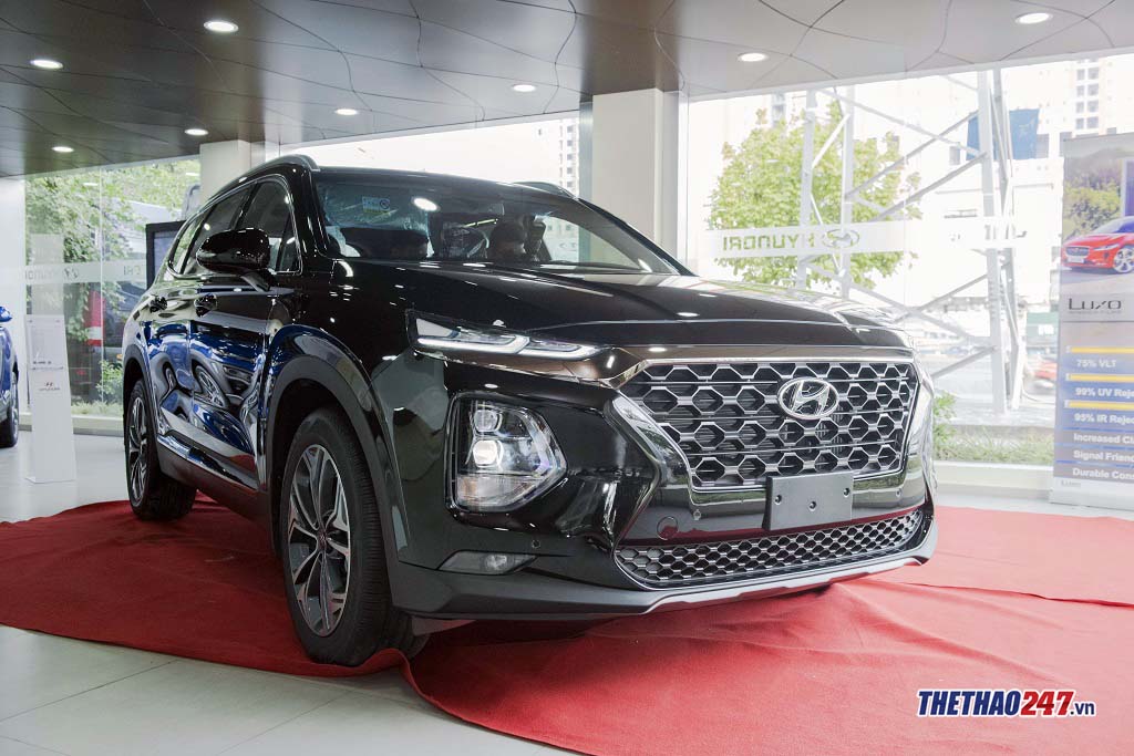 Hyundai Santa Fe 2019 đang được trưng bày tại đại lý