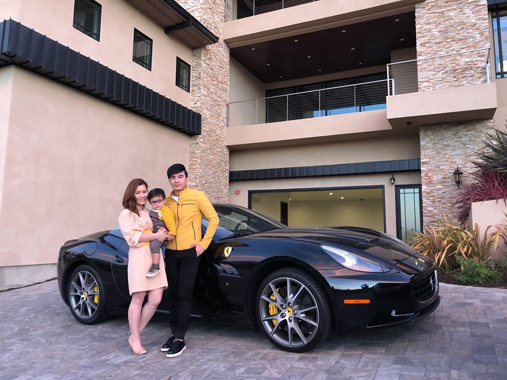 Chiếc Ferrari California màu đen hầm hố gắn bó với ca sĩ Đan Trường từ khá lâu. Chiếc xe có giá khoảng 180.000 USD vào thời điểm mua xe Siêu xe của ca sĩ Đan Trường, Thú chơi siêu xe của Đan Trường, Đan Trường chơi siêu xe,