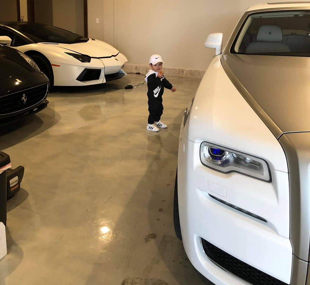Chiếc Rolls-Royce Ghost trong garage của ca sĩ Đan Trường cũng có giá khoảng 400.000 USD Siêu xe của ca sĩ Đan Trường, Thú chơi siêu xe của Đan Trường, Đan Trường chơi siêu xe,