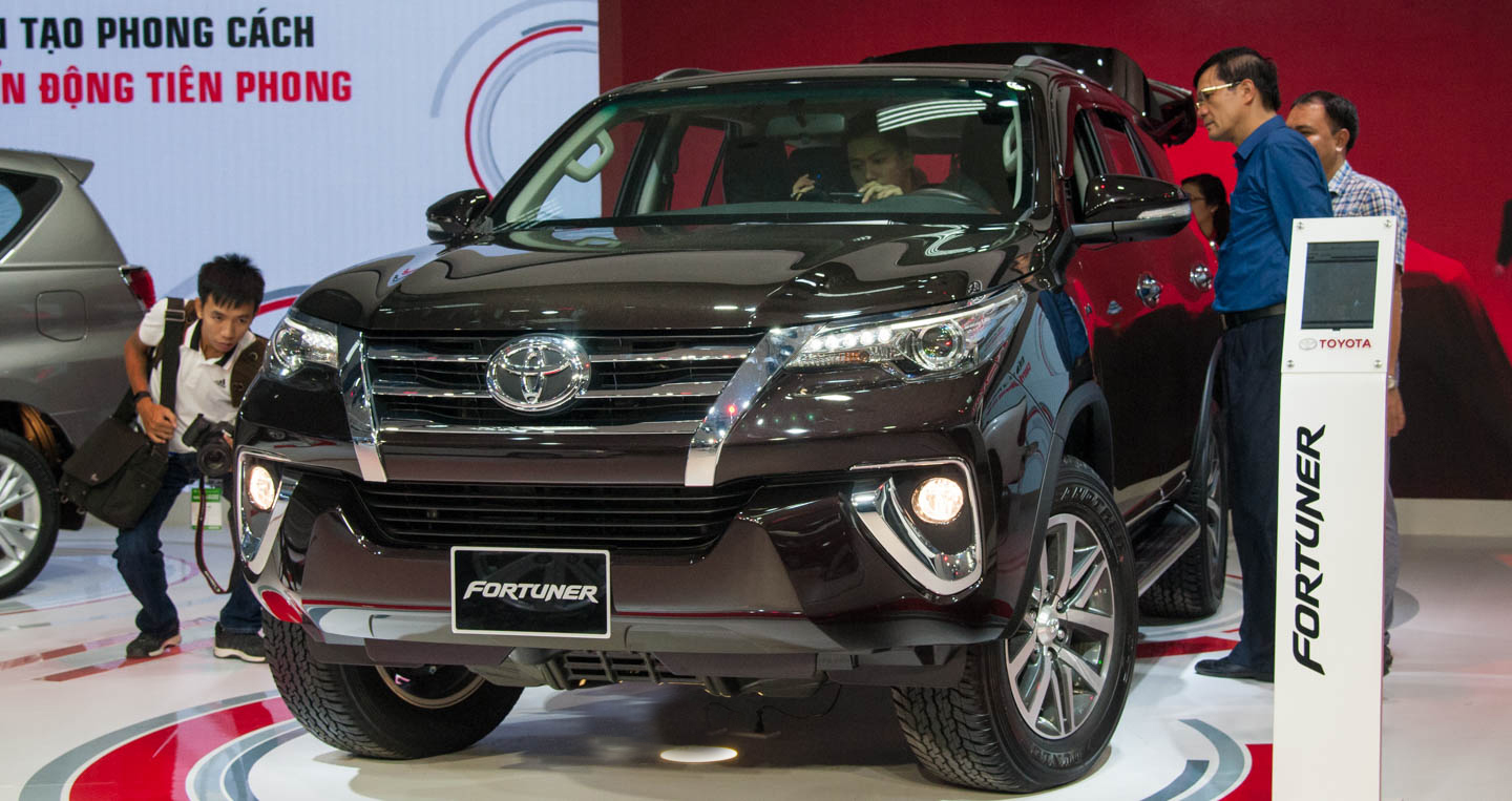 Toyota Fortuner 2020 sở hữu thiết kế khá hầm hố. Ngoại thất xe Toyota Fortuner 2020