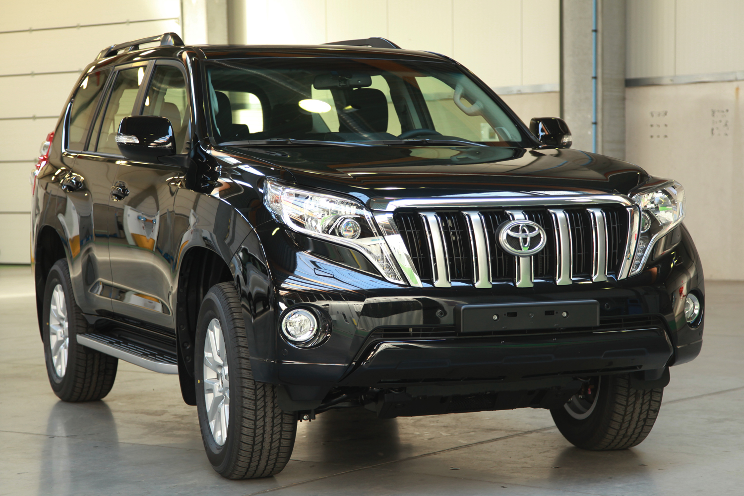 Toyota Land Cruiser 2020 không có nhiều sự thay đổi đáng kể về thiết kế. Ngoại thất xe Toyota Land Cruiser 2020