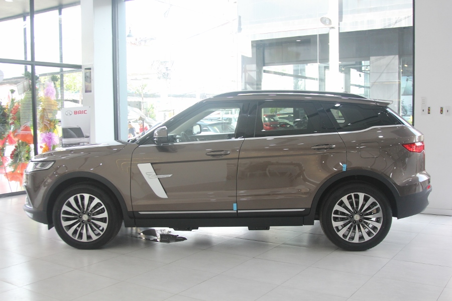 Zotye Z8 sở hữu kiểu dáng thiết kế khá bóng bẩy, hiện đại, sang trọng Bảng giá ô tô Zotye,giá ô tô Zotye,giá xe Zotye,giá xe Zotye Z8,giá xe Zotye T700,giá xe Zotye T800,giá xe Zotye Z3,giá xe Zotye T300,giá xe Zotye Z300,giá xe Zotye Z500,giá xe Zotye Z700,bảng giá xe Zotye