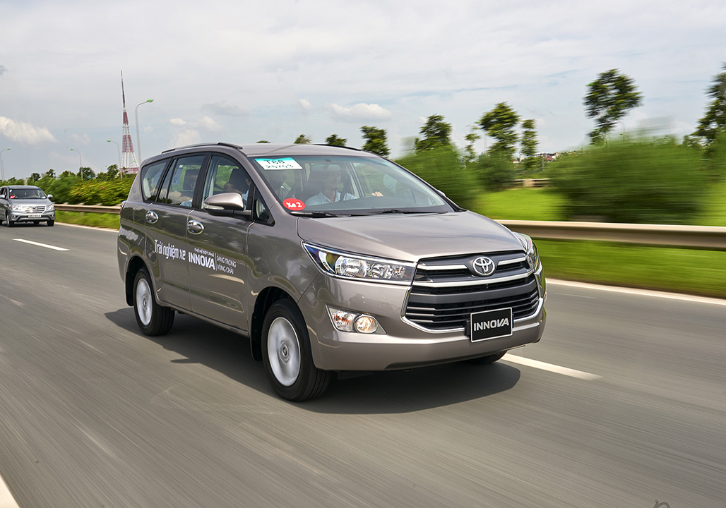 Chi tiết giá xe Toyota Innova 2020, thông số kỹ thuật, đánh giá nội ngoại thất và vận hành xe.