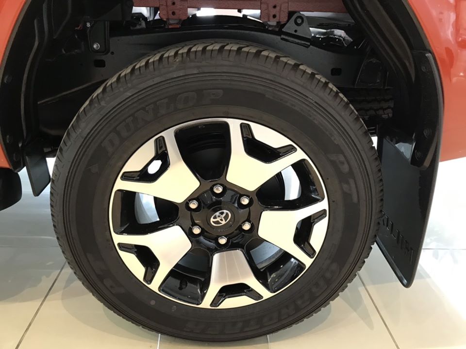 Chi tiết giá lăn bánh Toyota Hilux 2020, thông số kỹ thuật xe và đánh giá xe Toyota Hilux mới nhất.