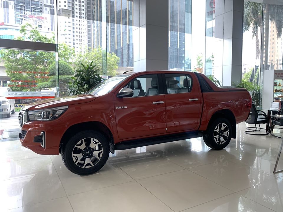 Chi tiết giá lăn bánh Toyota Hilux 2020, thông số kỹ thuật xe và đánh giá xe Toyota Hilux mới nhất.