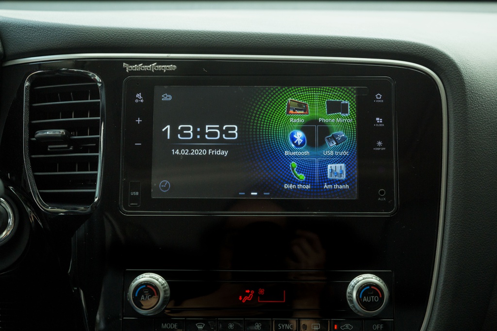 Hệ thống giải trí trên xe Mitsubishi Outlander 2020