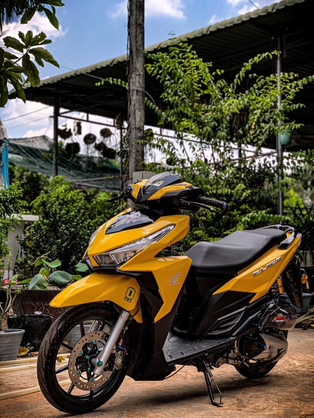 Chiếc Honda Click độ khoác lên mình dàn áo màu vàng cực nổi bật với nhiều chi tiết màu đen là điểm nhấn. Honda Click