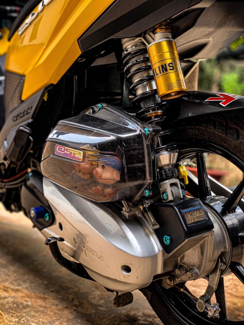 Giảm xóc Ohlins danh tiếng tạo cảm giác lái êm ái, hiệu quả khi di chuyển ở những cung đường gồ ghề, khó đi. Honda Click