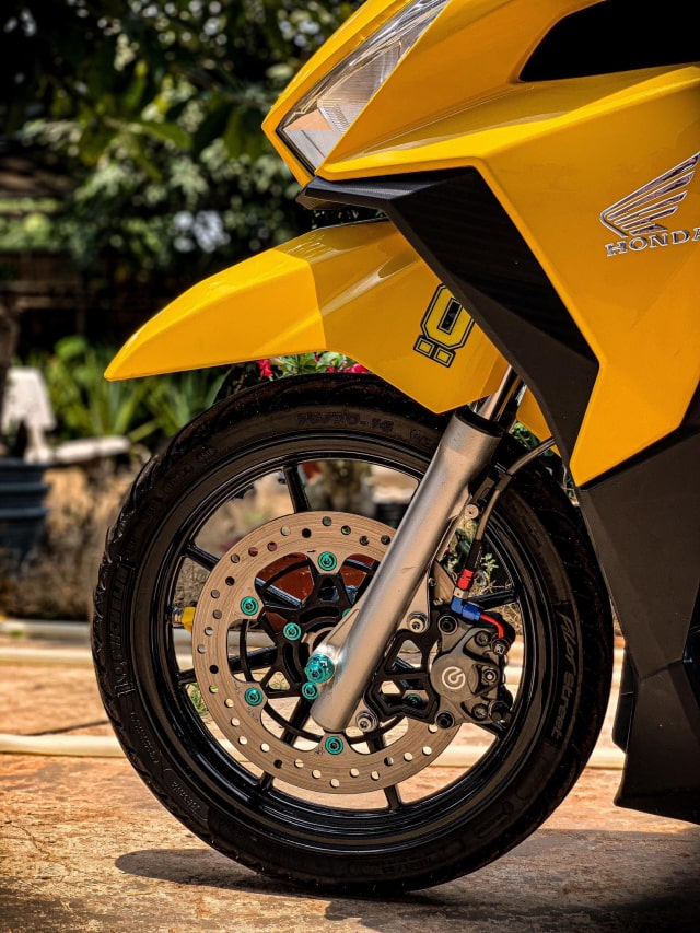 Bộ vành RCB 8 cây, heo Brembo 2pis và dàn ốc titan màu xanh lá cây nổi bật. Honda Click