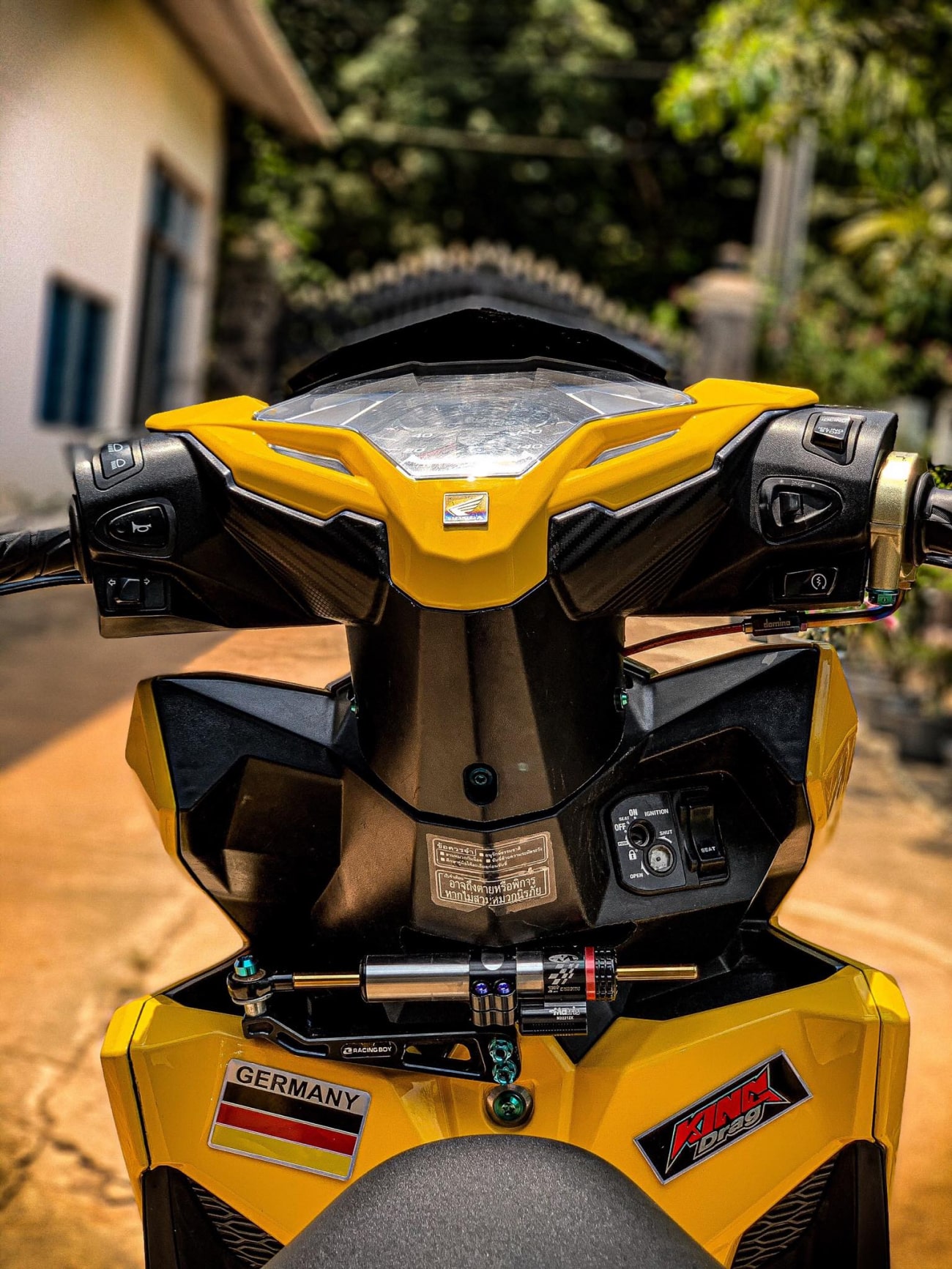Là một người yêu tốc độ, chủ nhân của chiếc Click độ đã trang bị cho xe một cây trợ lực cổ Matris để hạn chế tình trạng tay lái chao đảo. Bộ pát bắt của cây trợ lực này đến từ thương hiệu RCB được chế lại gọn gàng hơn. Honda Click