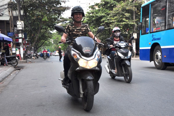 de xuat xe may phai bat den ca ngay