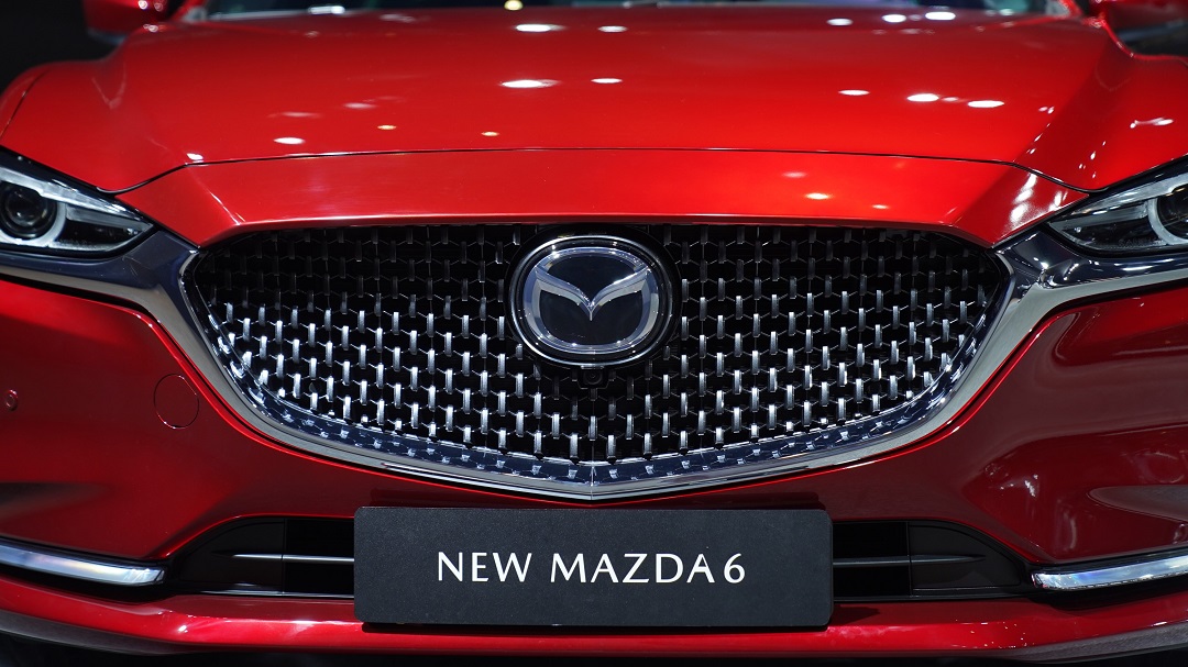 Lưới tản nhiệt cỡ lớn cùng logo phần đầu xe Mazda 6 2020