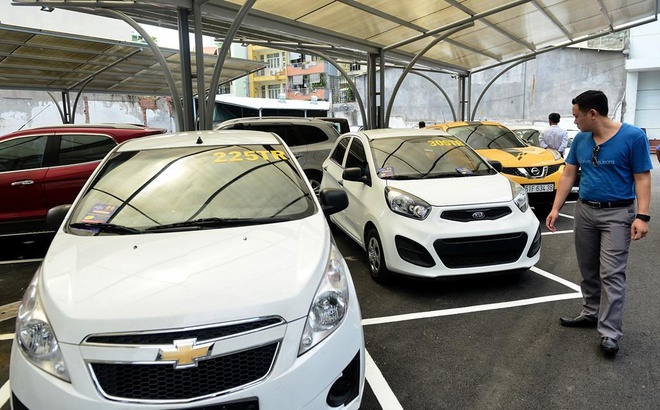 Chiếc Chevrolet Spark được đưa ra mức giá từ 225 triệu đồng và chiếc Kia Morning có mức giá từ 305 triệu đồng. Chiếc Chevrolet Spark được đưa ra mức giá từ 225 triệu đồng và chiếc Kia Morning có mức giá từ 305 triệu đồng