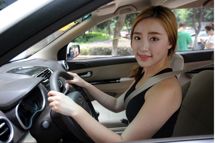 Hạng B2 được cấp cho người lái xe ô tô chở người đến 9 chỗ ngồi hoặc xe tải có khối lượng hàng không vượt quá 3.5 tấn và có thể được kéo theo rơ moóc không quá 750 kg. Hạng B2 được cấp cho người lái xe ô tô chở người đến 9 chỗ ngồi hoặc xe tải có khối lượng hàng không vượt quá 3.5 tấn và có thể được kéo theo rơ moóc không quá 750 kg