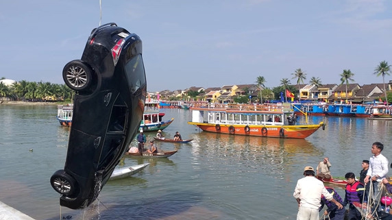 ô tô lao xuống sông, altis, hội an