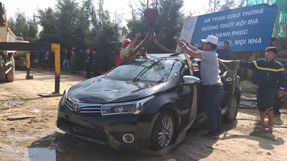 ô tô lao xuống sông, altis, hội an
