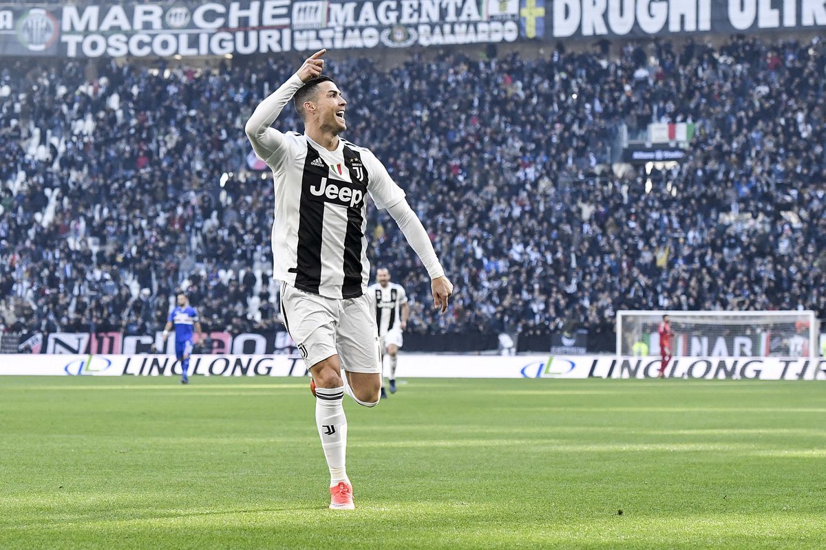 Ronaldo hoàn thành cú đúp trên chấm 11m Serie A, Juventus, Ronaldo, Napoli, MU, Real