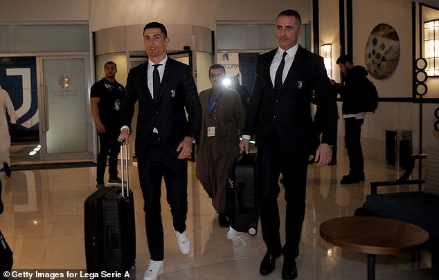 Ronaldo vui vẻ đi vào khách sạn nơi Juve đóng quân Ronaldo, Juventus vs Milan, Juventus, Nhận định Juventus vs Milan