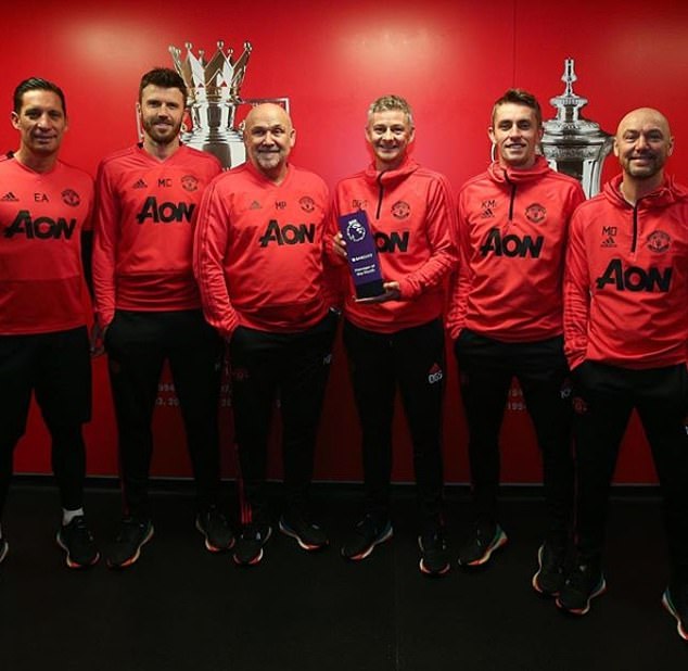 HLV Solskjaer ăn mừng danh hiệu với BHL Man United Solskjaer, Rashford, HLV Solskjaer, Man United, MU, Ngoại hạng Anh, Tin tức bóng đá, NHA vòng 26, NHA, Fulham vs Man United