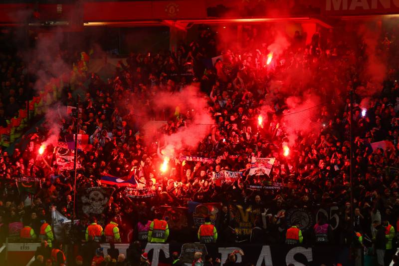 CĐV PSG đốt pháo sáng trong SVĐ Old Trafford PSG, PSG bồi thường, Man United, MU, CĐV PSG, MU đòi bồi thường, CĐV MU, tin c1, tin champions League