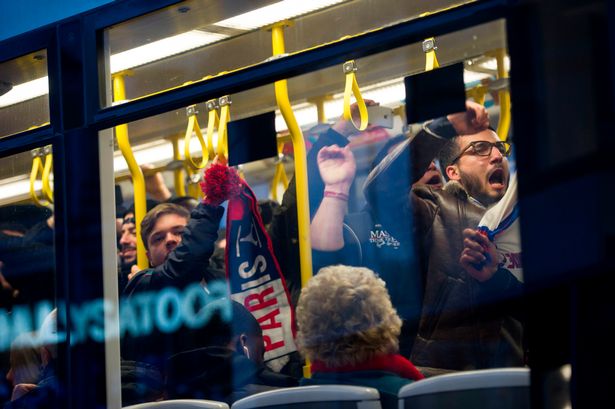 CĐV PSG làm hỏng một số xe bus ở Manchester PSG, PSG bồi thường, Man United, MU, CĐV PSG, MU đòi bồi thường, CĐV MU, tin c1, tin champions League