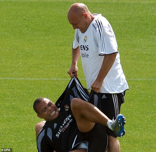 Gravesen đốn ngã Ronaldo De Lima Gravesen, Real Madrid, Real, Ronaldo, Ronaldo De Lima, Ro béo, Rooney