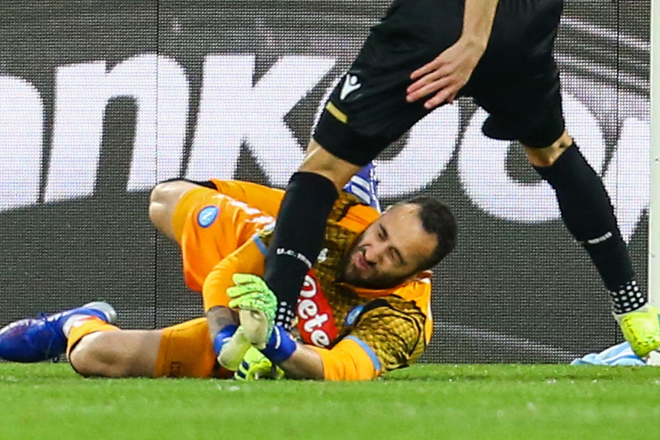 Pha va chạm dẫn đến chấn thương của Ospina Ospina, Arsenal, Napoli, Ospina ngất trên sân, Ospina nhập viện, thủ môn Napoli