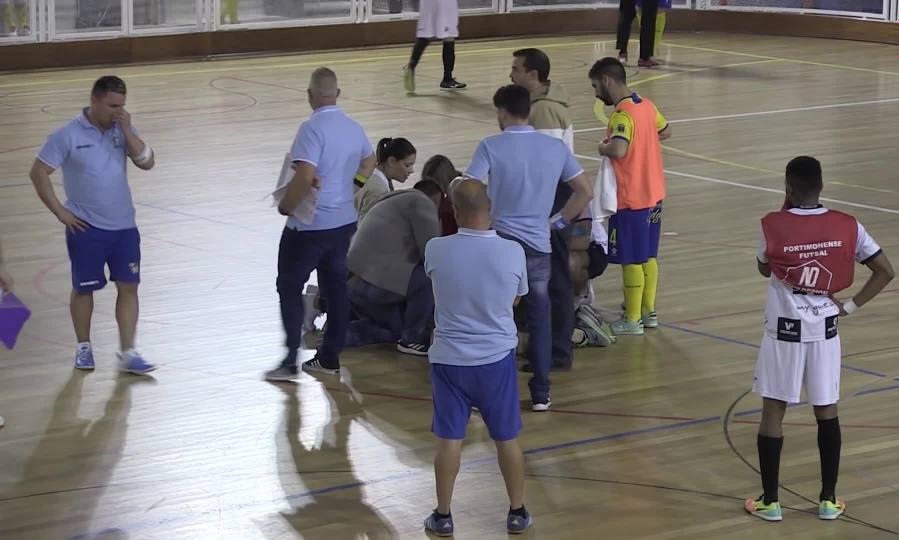 Bác sĩ đã cố gắng cấp cứu nhưng không thành công Futsal, Fabio Mendes, Mendes, Futsal bồ đào nha, đột tử trên sân, futsal die, tin buồn bóng đá, tin bong da