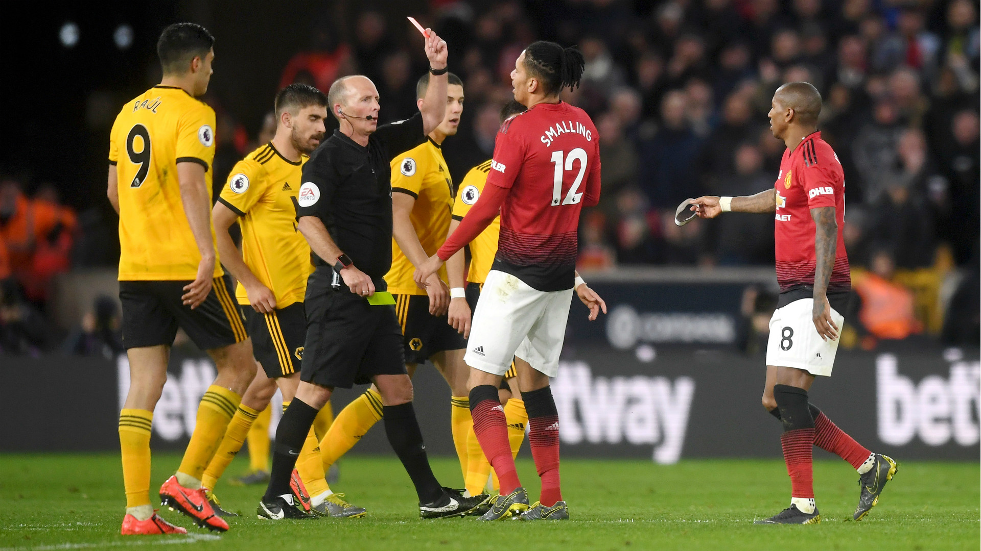 Mike Dean rút thẻ đỏ cho Young Mike Dean, Dean, Wolverhampton 2-1 MU, Ngoại hạng Anh, Wolves 2-1 MU, trọng tài ngoại hạng Anh, trọng tài lịch sử