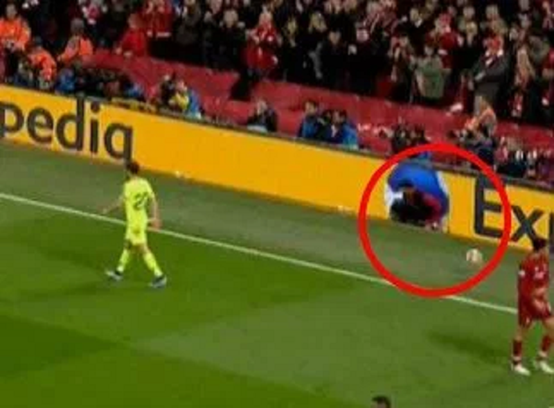 Oakley giúp Arnold thực hiện nhanh quả phạt góc Liverpool 4-0 barca, champions league, arnold, liverpool, C1, cúp c1, barcelona, liverpool vs barcelona,