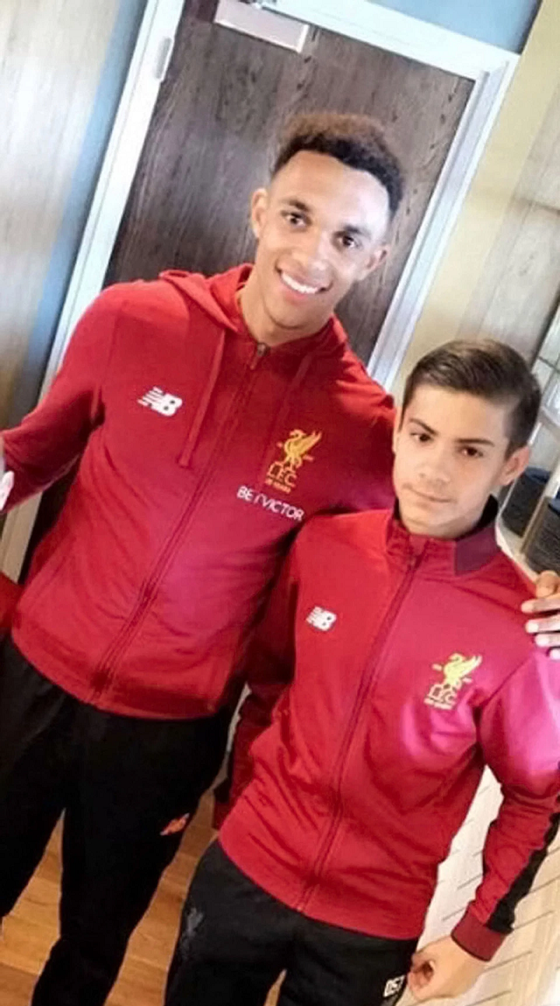 Arnold chụp ảnh cùng cậu bé nhặt bóng Liverpool 4-0 barca, champions league, arnold, liverpool, C1, cúp c1, barcelona, liverpool vs barcelona,