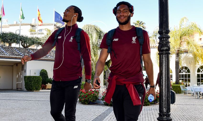 Van Dijk trầm tư cạnh Gomez Klopp, jurgen klopp, champions league, c1, liverpool vs tottenham, klopp liverpoo, chung kết c1, chung kết champions league