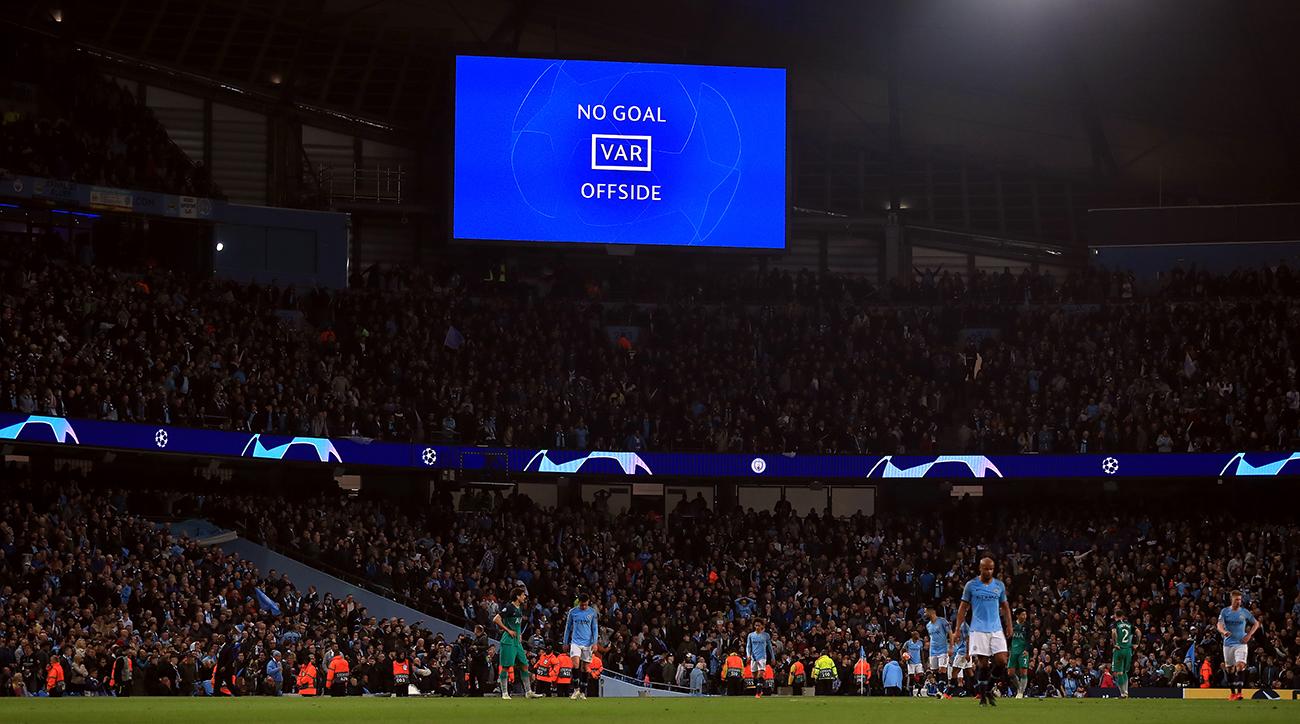 Hình ảnh của VAR sẽ được chiếu ở màn hình lớn của SVĐ Ngoại hạng anh, mu, man united, liverpool, var, var ngoại hạng anh, premier league, CĐV MU, CĐV NHA, anfield, old trafford