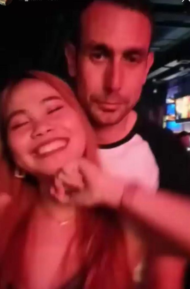 Trọng tài David Coote vui vẻ trong quán bar ngoại hạng anh, trọng tà, trọng tài nha, trọng tài thác loạn, fa, indonesia, trọng tài anh, trọng tài gái gú
