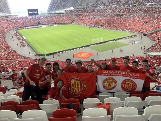 Khán giả Việt sang Singapore cổ cũ MU MU, bình an, diễn viên bình an, man utd, việt nam, NHM Việt Nam, man united, icc 2019, icc, mu vs inter, mu singapore, mu icc,
