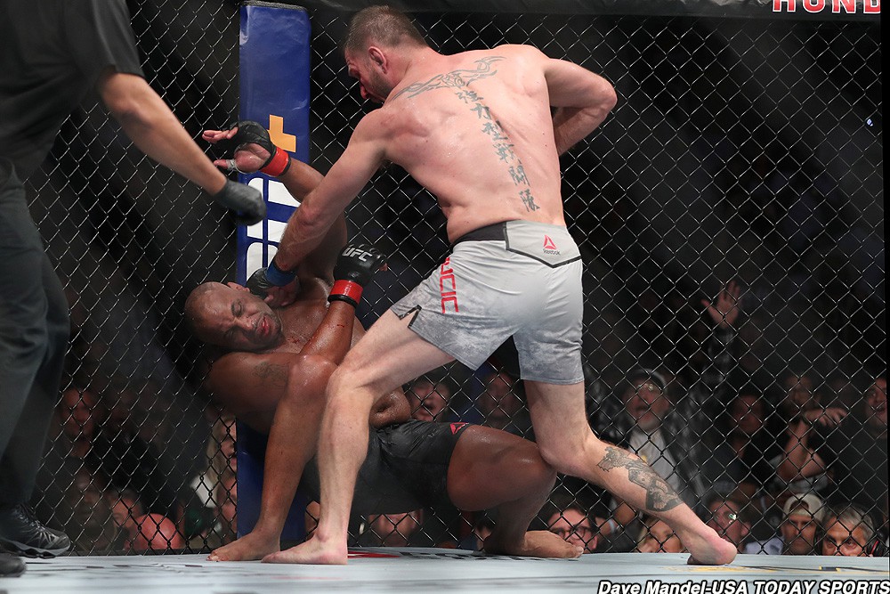 Miocic đánh gục Cormier ở hiệp 4. Ảnh: Today Sport ufc, Stipe Miocic, Daniel Cormier, võ, vô địch ufc, hạng nặng ufc, đánh võ, tay đấm ufc, knock out, võ thuật,