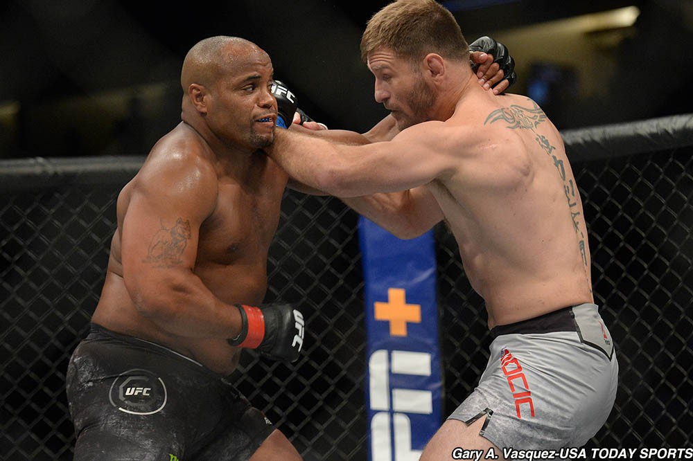 Stipe Miocic đối đầu Daniel Cormier. Ảnh: Today Sport ufc, Stipe Miocic, Daniel Cormier, võ, vô địch ufc, hạng nặng ufc, đánh võ, tay đấm ufc, knock out, võ thuật,