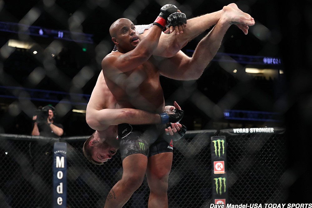 Cormier giành lợi thế ở 3 hiệp đầu tiên. Ảnh: Today Sport ufc, Stipe Miocic, Daniel Cormier, võ, vô địch ufc, hạng nặng ufc, đánh võ, tay đấm ufc, knock out, võ thuật,